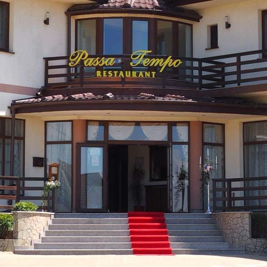 Passa Tempo Hotel Suceava Bagian luar foto