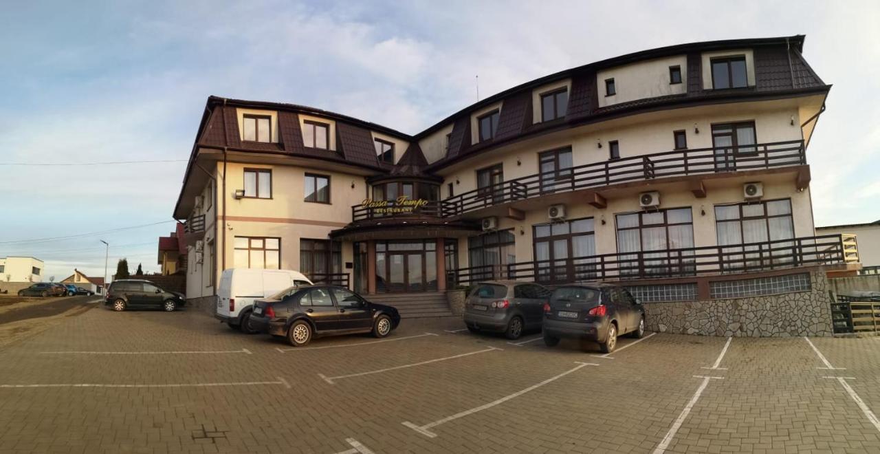 Passa Tempo Hotel Suceava Bagian luar foto