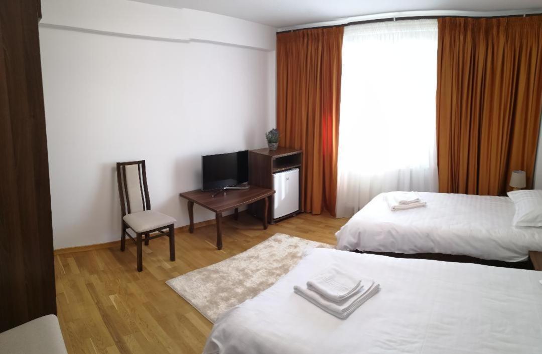 Passa Tempo Hotel Suceava Bagian luar foto